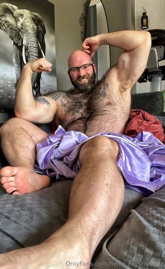 hairy_musclebear