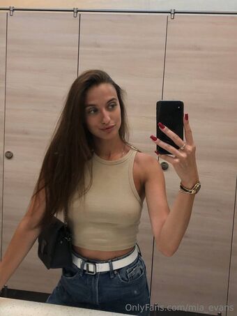 mia_evans