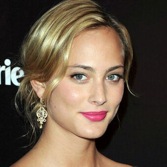 Nora Arnezeder