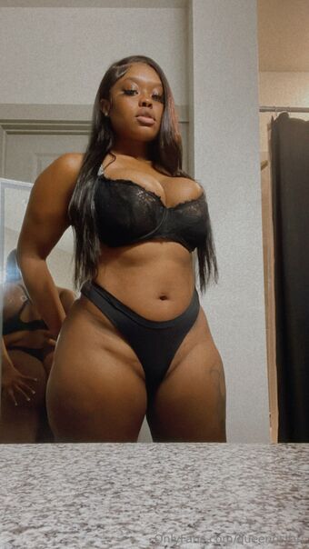 queennstarr Nackt Leaks OnlyFans Foto 2