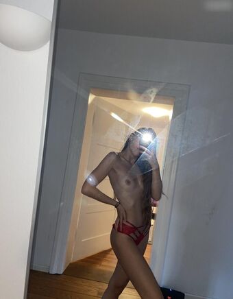 Vroni Sbrizzai Nackt Leaks OnlyFans Foto 8